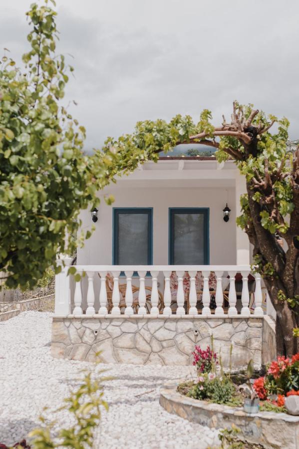 Vila Natali Himare Buitenkant foto