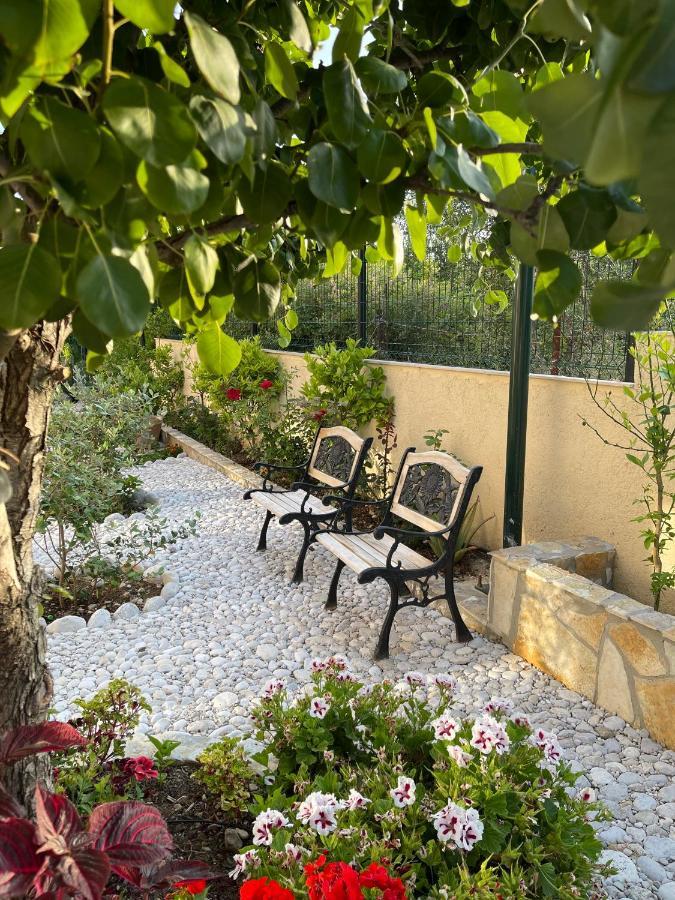 Vila Natali Himare Buitenkant foto